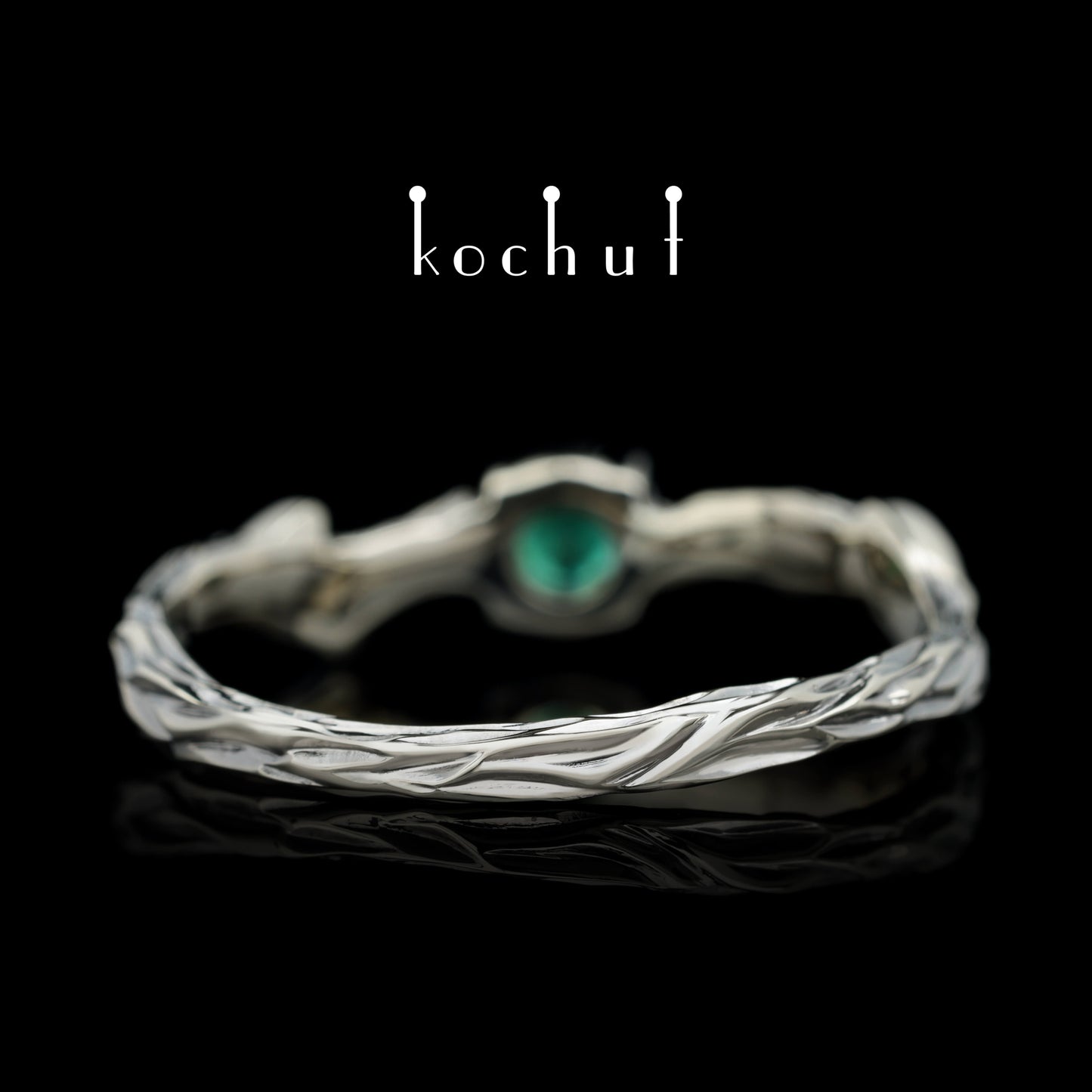 März Zweig — Weißgold-Smargd-Ring, überzogen mit schwarzem Rhodium