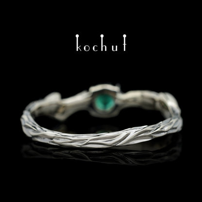 März Zweig — Weißgold-Smargd-Ring, überzogen mit schwarzem Rhodium