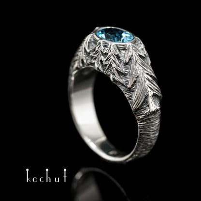 Synevyr — Ring aus oxidiertem Silber mit Topas