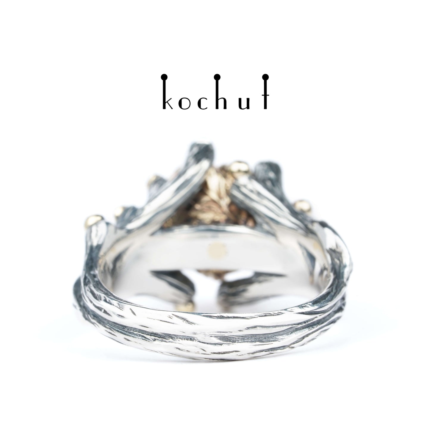 Der Triumph des Lebens — Ring aus oxidiertem Silber und Gelbgold mit Amethysten und Smaragden