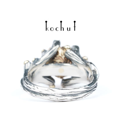 Der Triumph des Lebens — Ring aus oxidiertem Silber und Gelbgold mit Amethysten und Smaragden