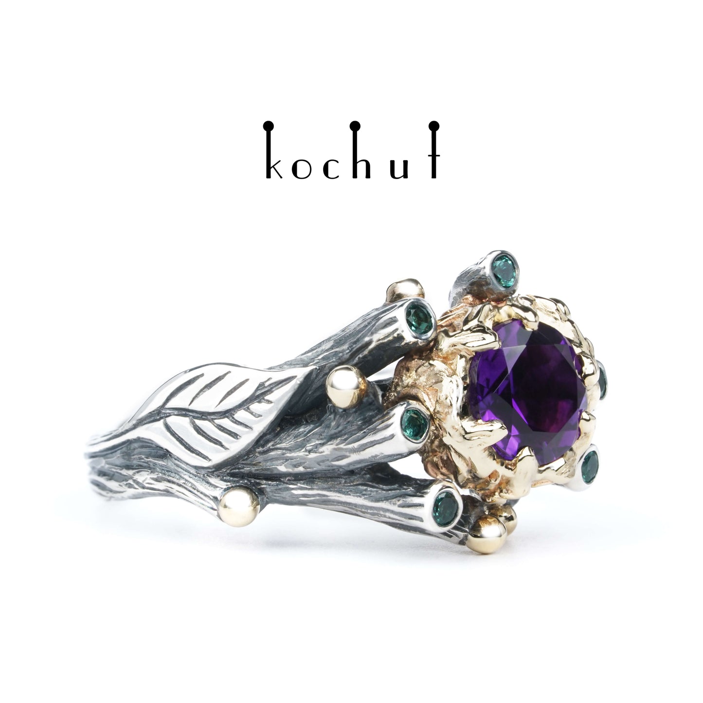 Der Triumph des Lebens — Ring aus oxidiertem Silber und Gelbgold mit Amethysten und Smaragden