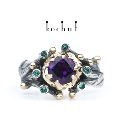 Der Triumph des Lebens — Ring aus oxidiertem Silber und Gelbgold mit Amethysten und Smaragden