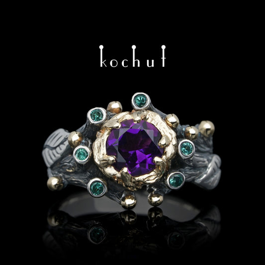 Der Triumph des Lebens — Ring aus oxidiertem Silber und Gelbgold mit Amethysten und Smaragden