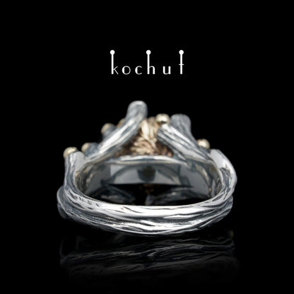 Der Triumph des Lebens — Ring aus oxidiertem Silber und Gelbgold mit Amethysten und Smaragden