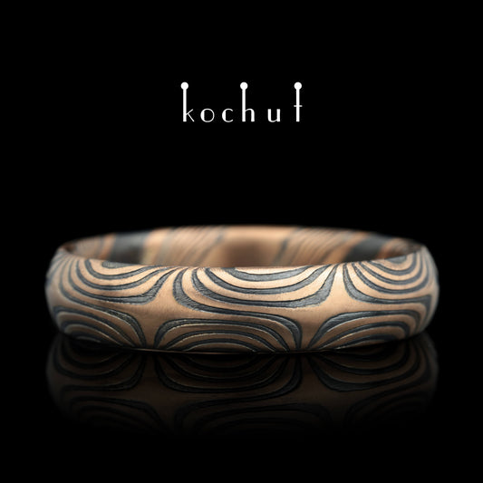 Orion — Mokume-Ehering aus Rotgold, graviert und oxidiertes Silber