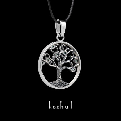 Baum des Lebens: Früchte — Anhänger aus oxidiertem Silber mit Smaragden