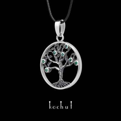 Baum des Lebens: Früchte — Anhänger aus oxidiertem Silber mit Smaragden