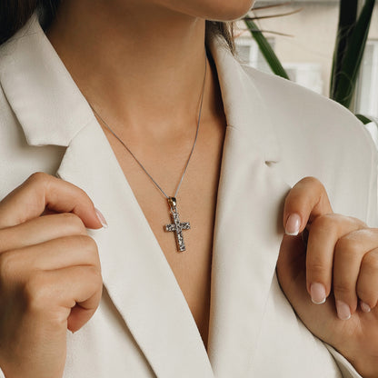Leib und Seele mit einem Baum — Kreuz aus oxidiertem Silber mit Gelbgoldbeschichtung