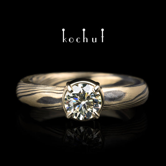 Haiku — Mokume-Ring aus Gelbgold mit graviertem und oxidiertem Silber sowie einem braunen Diamanten