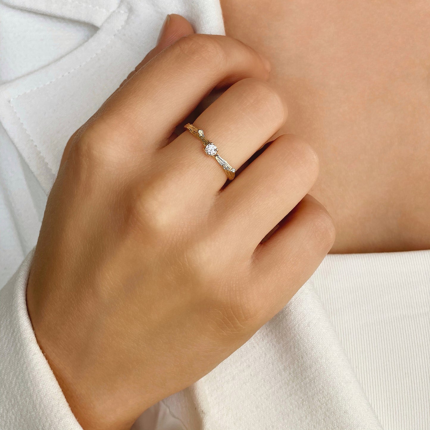 Zartes Zweig — Gelbgold-Verlobungsring mit Diamant
