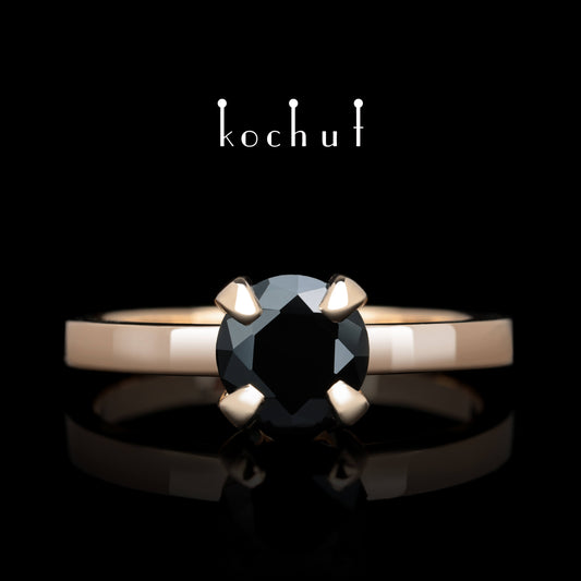 Zärtlichkeit der Gefühle — Ring aus Rotgold mit schwarzem Spinell