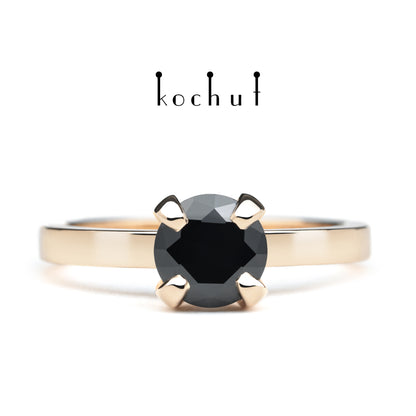 Zärtlichkeit der Gefühle — Ring aus Rotgold mit schwarzem Spinell