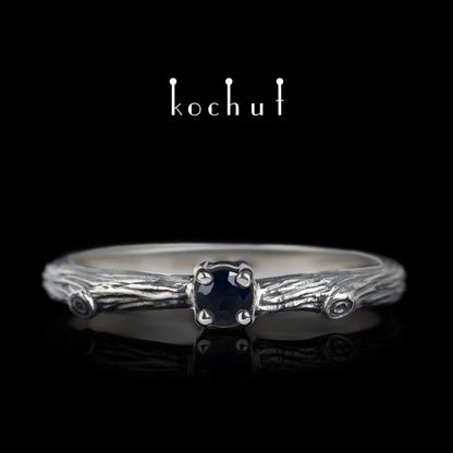Zerbrechlicher Zweig — Ring aus oxidiertem Silber mit Saphir