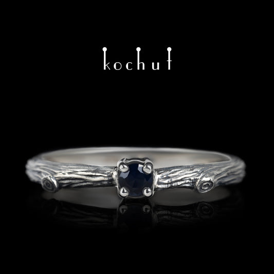 Zerbrechlicher Zweig — Ring aus oxidiertem Silber mit Saphir