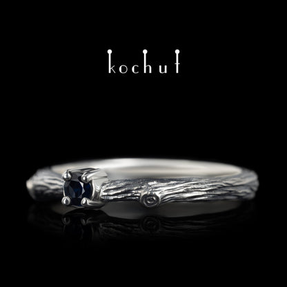 Zerbrechlicher Zweig — Ring aus oxidiertem Silber mit Saphir