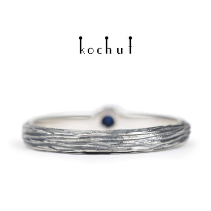 Zerbrechlicher Zweig — Ring aus oxidiertem Silber mit Saphir