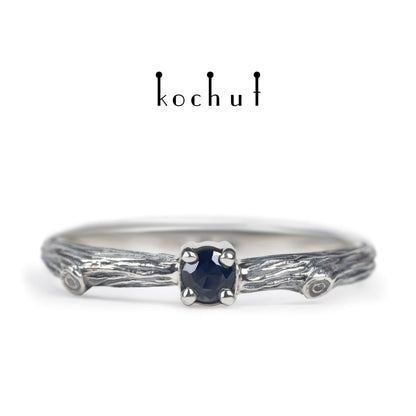 Zerbrechlicher Zweig — Ring aus oxidiertem Silber mit Saphir