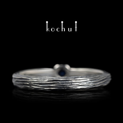 Zerbrechlicher Zweig — Ring aus oxidiertem Silber mit Saphir
