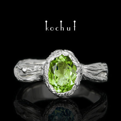 Quelle des Lebens — Ring aus Weißgold mit Chrysolith, beschichtet mit weißem Rhodium
