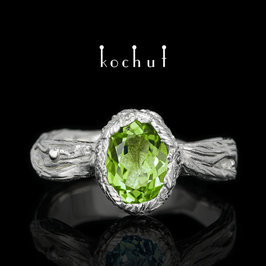 Quelle des Lebens — Ring aus Weißgold mit Chrysolith, beschichtet mit weißem Rhodium