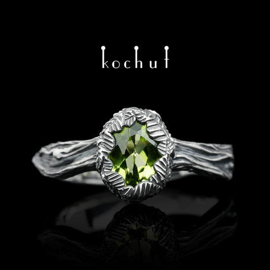 Quelle des Lebens — Ring aus oxidiertem Silber mit Chrysolith