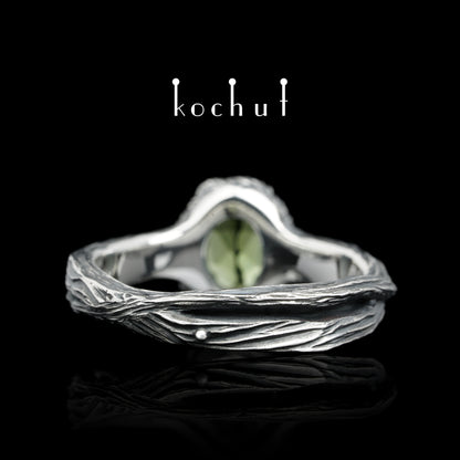 Quelle des Lebens — Ring aus oxidiertem Silber mit Chrysolith