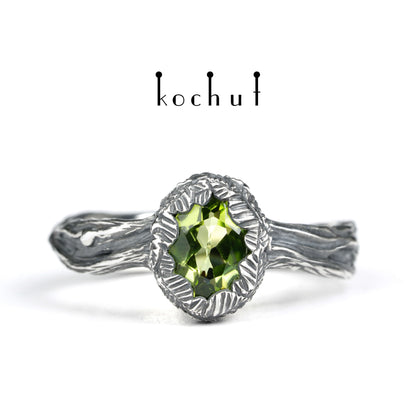Quelle des Lebens — Ring aus oxidiertem Silber mit Chrysolith