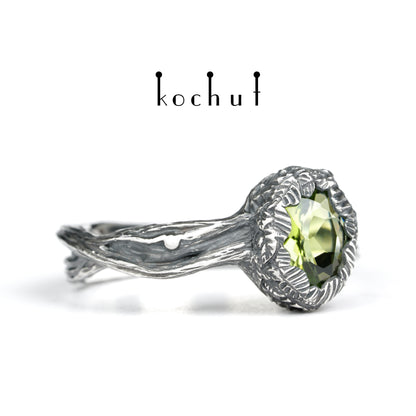 Quelle des Lebens — Ring aus oxidiertem Silber mit Chrysolith