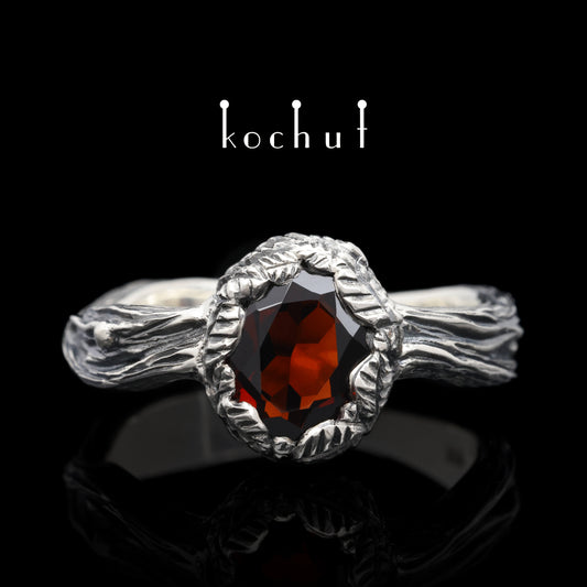Quelle des Lebens — Ring aus oxidiertem Silber mit Granat