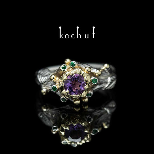 Triumph des Lebens — Ring aus Weiß- und Gelbgold mit Amethysten und Smaragden, überzogen mit weißem Rhodium