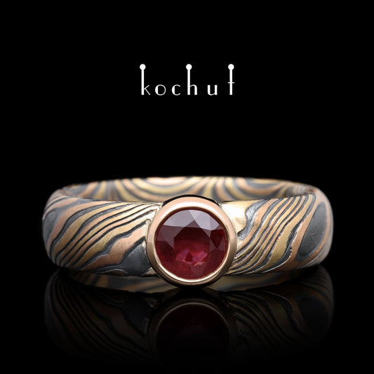 Schimmern — Mokume-Ring aus Gelb-, Rotgold, graviertem und oxidiertem Silber mit Rubin