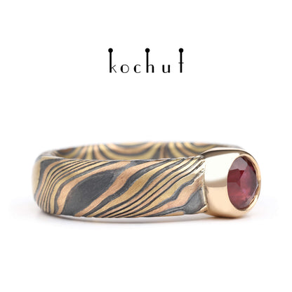 Schimmern — Mokume-Ring aus Gelb-, Rotgold, graviertem und oxidiertem Silber mit Rubin
