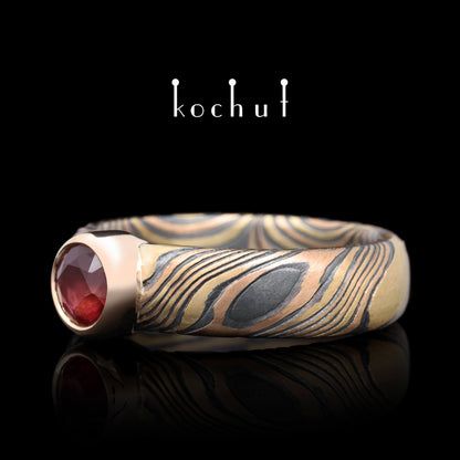 Schimmern — Mokume-Ring aus Gelb-, Rotgold, graviertem und oxidiertem Silber mit Rubin
