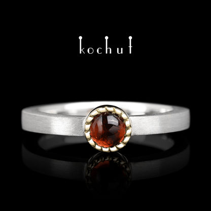 Mars — Ring aus Silber und Gelbgold mit einem Granat