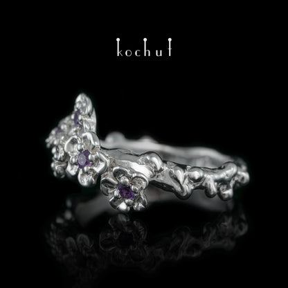 Blumenkrone — silberner Ring mit Amethysten, beschichtet mit weißem Rhodium