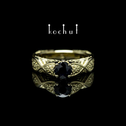 Versailles — Verlobungsring aus Gelbgold mit Saphir und Diamanten