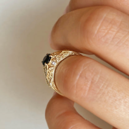 Versailles — Verlobungsring aus Gelbgold mit Saphir und Diamanten