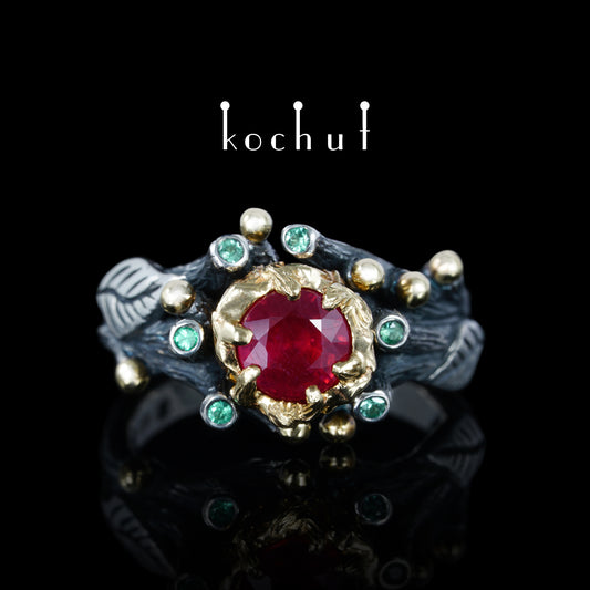 Triumph des Lebens — ein Ring aus oxidiertem Silber und Gelbgold mit Rubin und Smaragden