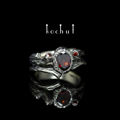 Süße Frucht — Ring aus Weißgold und roten Granaten, beschichtet mit schwarzem Rhodium