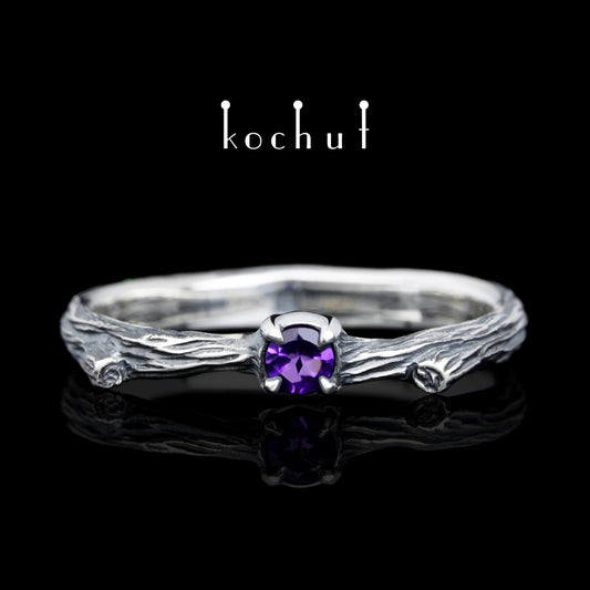Zerbrechlicher Zweig — Ring aus oxidiertem Silber mit Amethyst