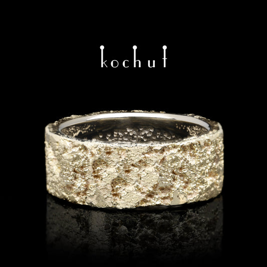 Seele und Körper mit einem Lebensbaum und Schmiedelicht — Ring aus Gelb- und Weißgold