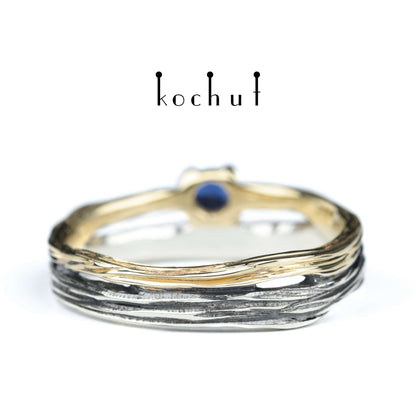 Auge des Waldes — Ehering aus oxidiertem Silber und Gelbgold mit Saphir