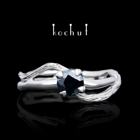 Lignum — Verlobungsring aus Weißgold mit Saphir, rhodiniert mit weißem Rhodium