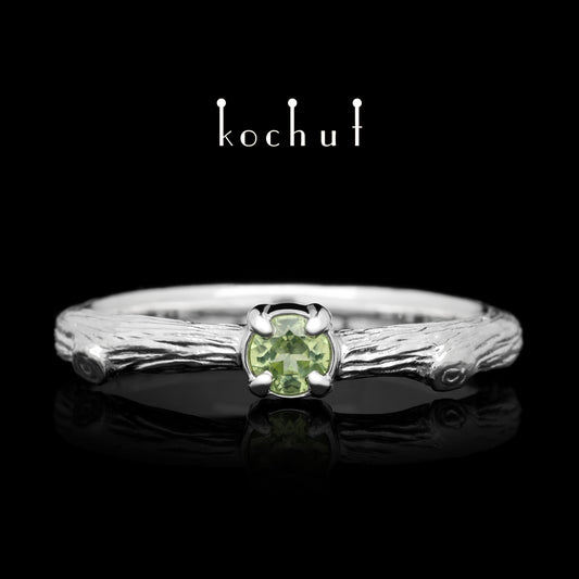 Zartes Zweig — Sterling-Silberring mit einem Chrysolith, beschichtet mit weißem Rhodium