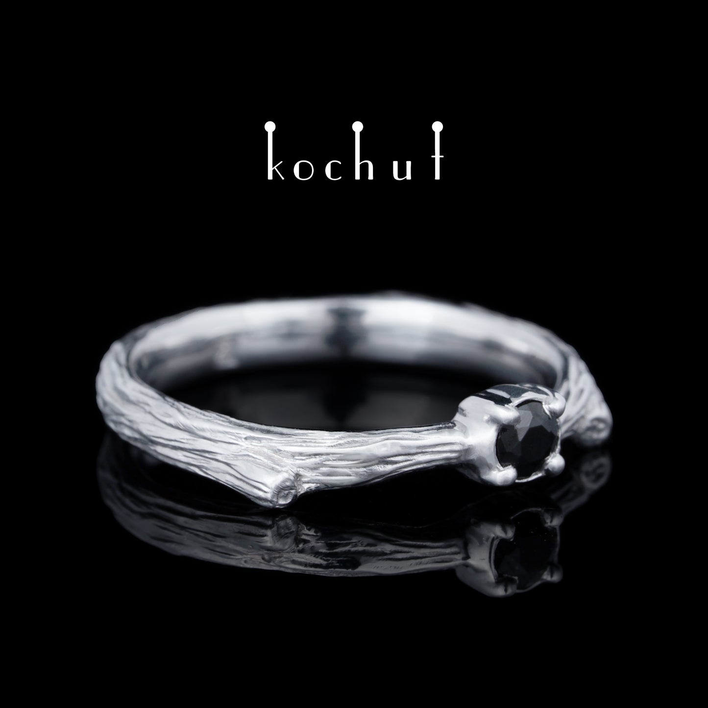 Zartes Zweig — silberner Ring mit Spinell, rhodiniert mit weißem Rhodium