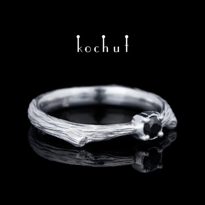 Zartes Zweig — silberner Ring mit Spinell, rhodiniert mit weißem Rhodium