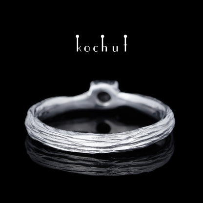 Zartes Zweig — silberner Ring mit Spinell, rhodiniert mit weißem Rhodium