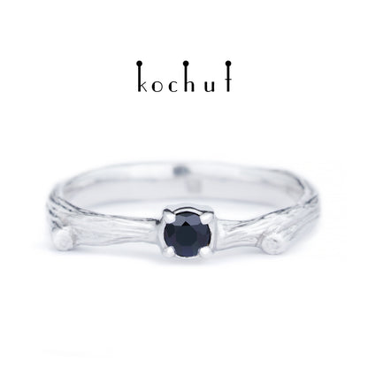 Zartes Zweig — silberner Ring mit Spinell, rhodiniert mit weißem Rhodium