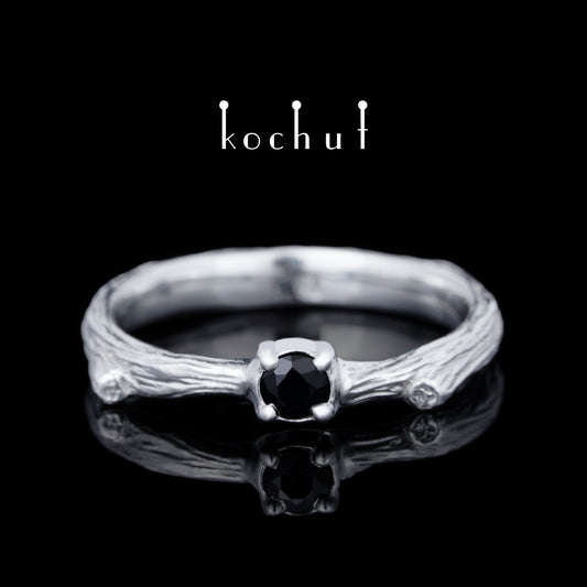 Zartes Zweig — silberner Ring mit Spinell, rhodiniert mit weißem Rhodium
